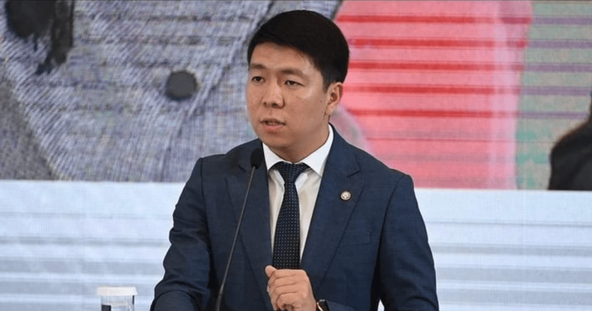 Продуктов и ГСМ достаточно — пресс-секретарь президента призвал кыргызстанцев не паниковать изображение публикации