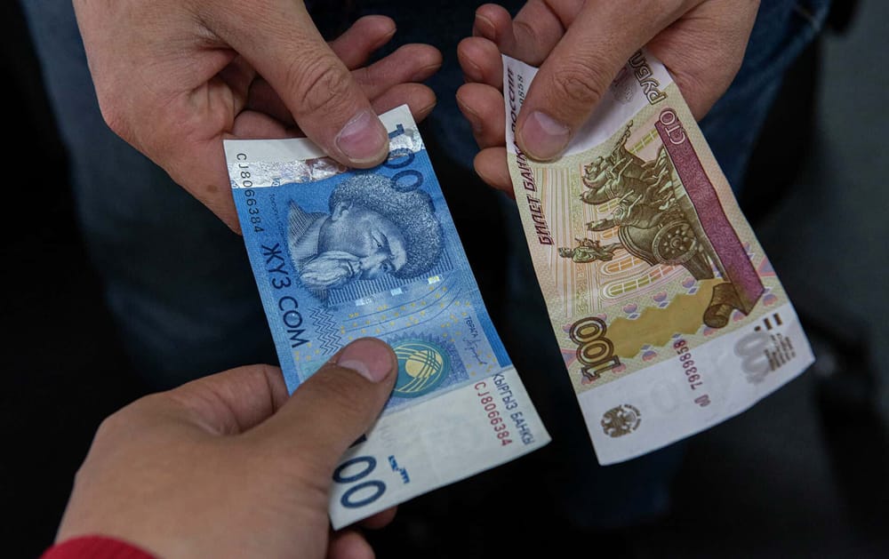 Рубль обесценился на 25% по отношению к сому изображение публикации