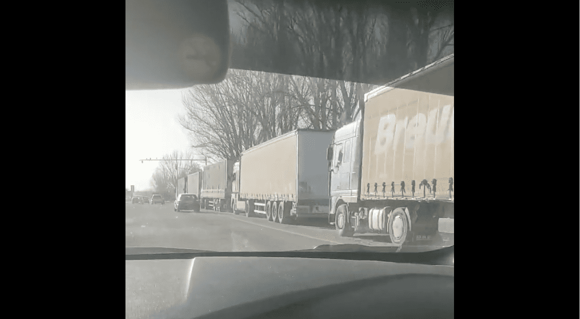 На кыргызско-казахской границе скопилось около 180 грузовиков изображение публикации