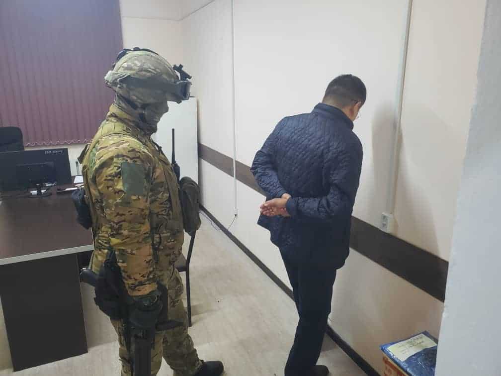 В Бишкеке за вымогательство денег у иностранного инвестора задержан следователь изображение публикации