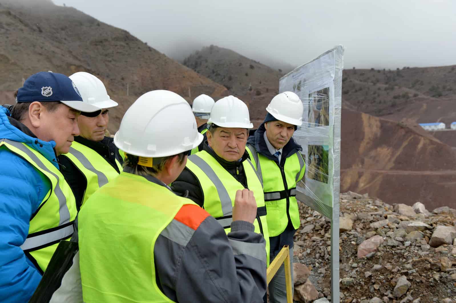 Акылбек Жапаров посетил золоторудные месторождения Джалал-Абадской области — ФОТО изображение публикации