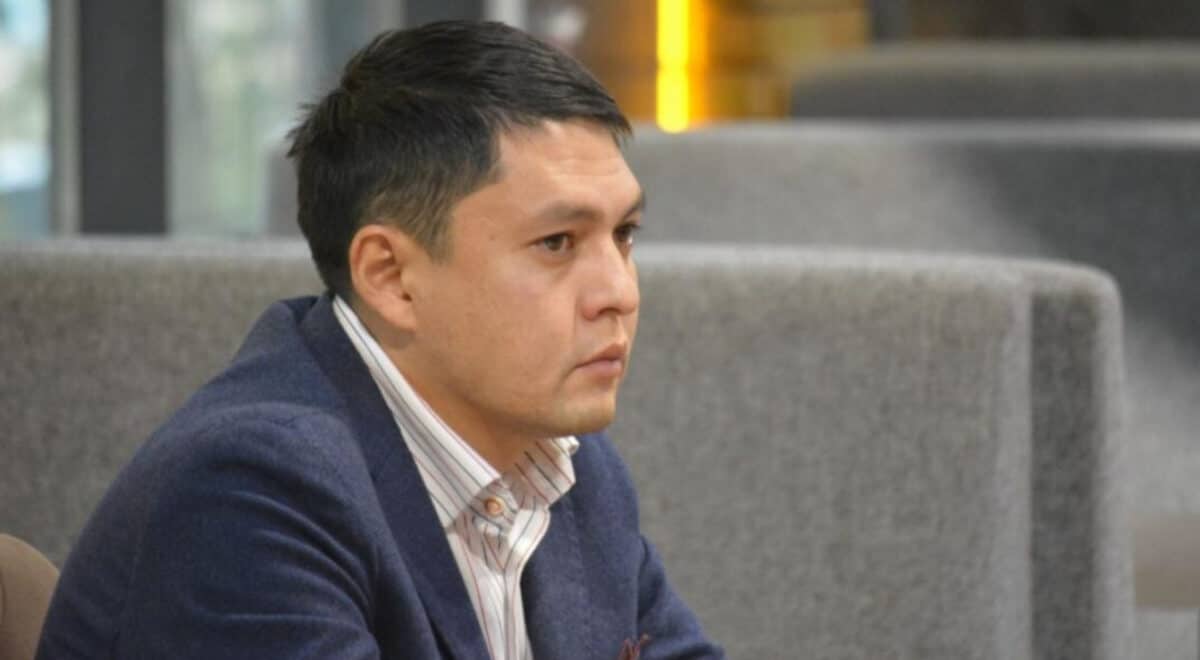 Эксперт: Почти во всех кризисных ситуациях курс доллара в Кыргызстане поднимается в среднем на 20 сомов изображение публикации