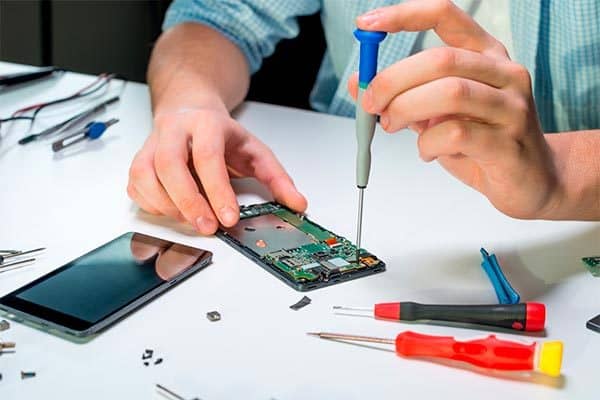 Санкции в России. Токтогазиев предложил ремонт телефонов в ЦУМе поставить на поток и обслуживать РФ изображение публикации