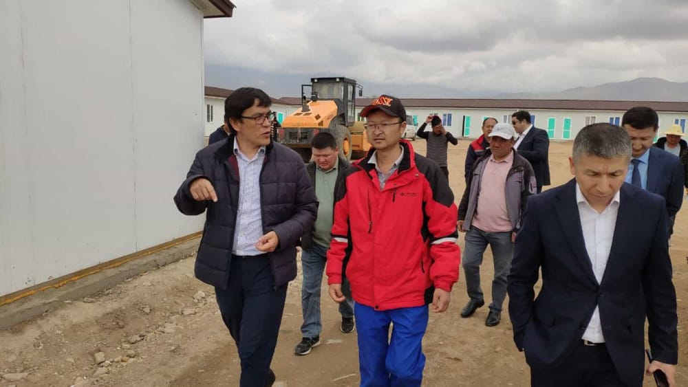 Замглавы кабмина по соцвопросам Байсалов инспектирует ремонт дороги — поручил решить проблемы изображение публикации