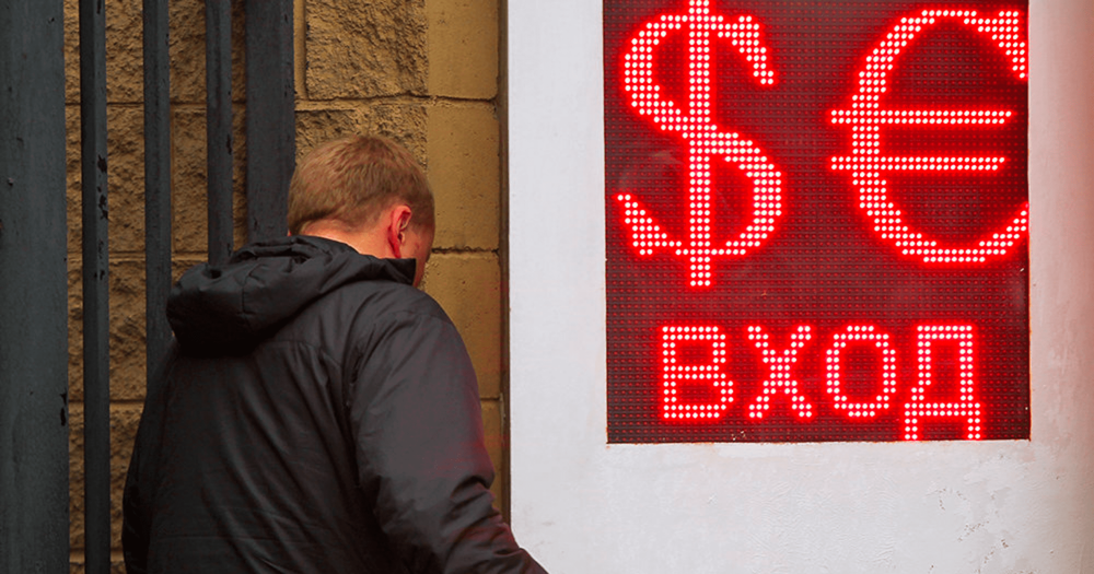 Официальный курс доллара вырос до 80.4 сома, рубль упал на 2% изображение публикации