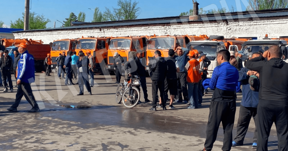 Митингующие сотрудники «Тазалыка» требуют мэра — вице-мэра они прогнали с забастовки изображение публикации