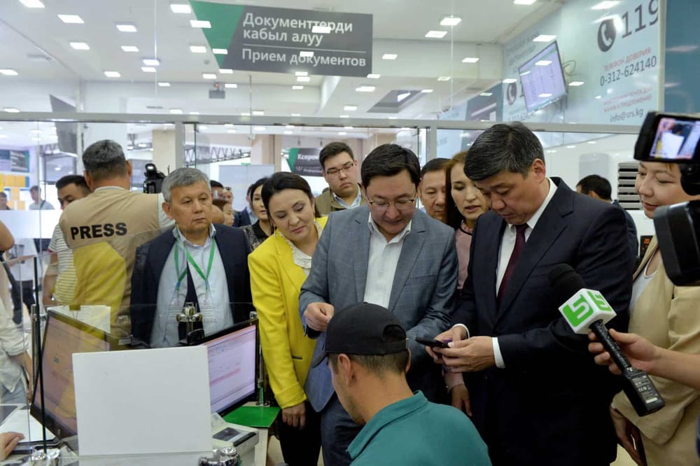 Власти намерены увеличить в ЦОНах долю безналичных платежей за госуслуги изображение публикации