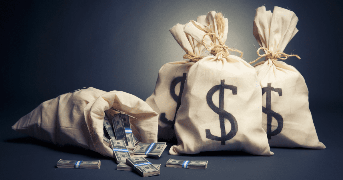 Банки КР миллионами завозят наличные доллары, но их мешками вывозят в Россию – глава Нацбанка изображение публикации