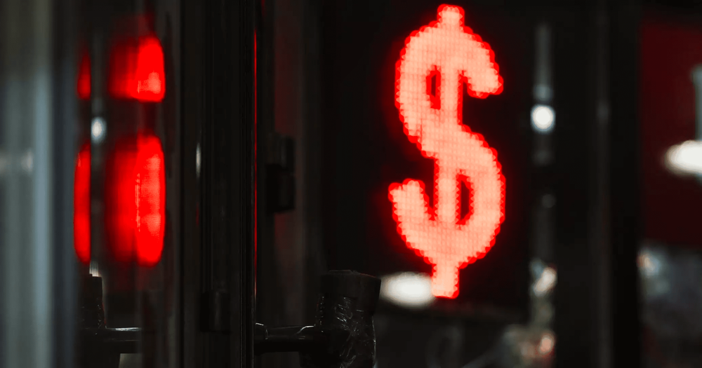 В банках начал снижаться курс доллара изображение публикации