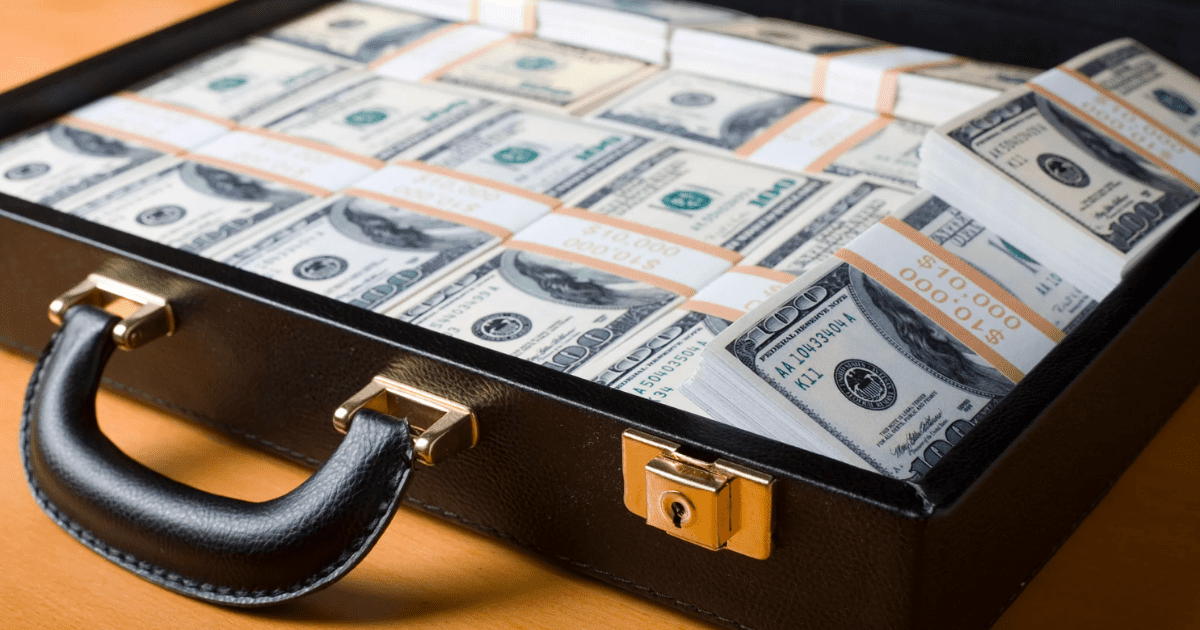 Из Кыргызстана продолжают вывозить наличные доллары в большом количестве — Нацбанк изображение публикации