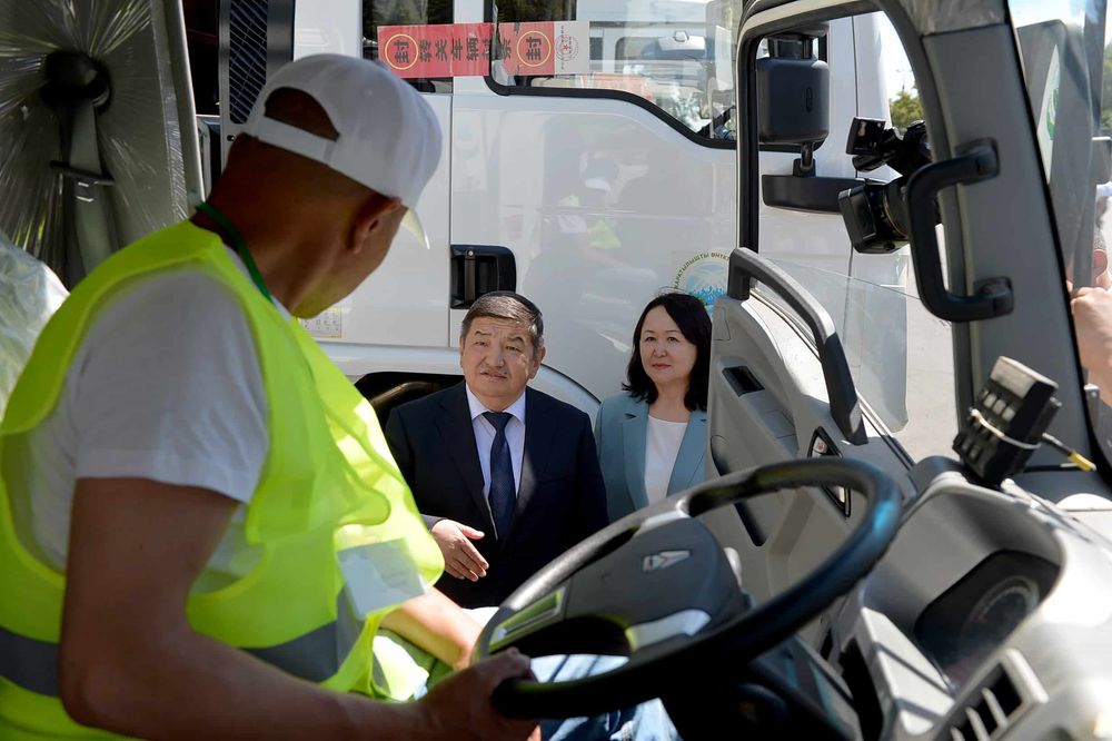 Акылбек Жапаров торжественно вручил ключи от мусоровозов представителям районов и мэрий изображение публикации