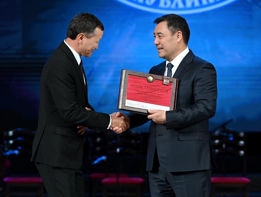 Садыр Жапаров наградил предприятия за вклад в развитие КР и пополнение бюджета изображение публикации