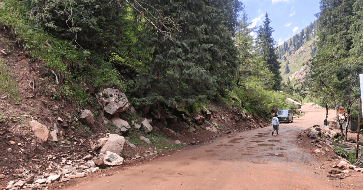 Мы выровняли, но все размыло дождем — Минтранс объяснил плачевное состояние дорог на Иссык-Куле изображение публикации