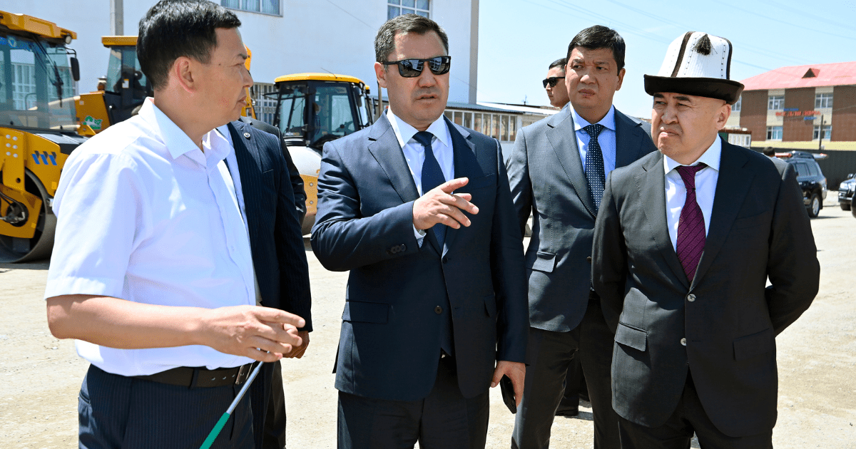 Садыр Жапаров ознакомился с ходом реконструкции дорог в Караколе изображение публикации