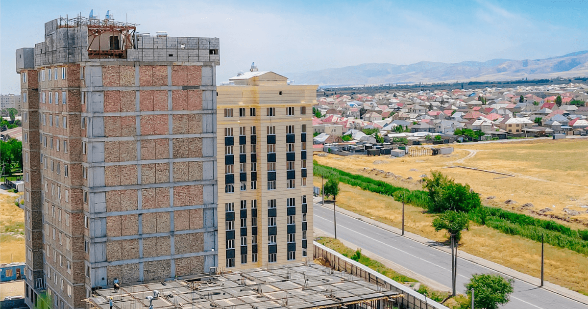 «Аалам Строй» оштрафована на 200 тысяч сомов за самовольное строительство — Госстрой потребовал остановить работы изображение публикации