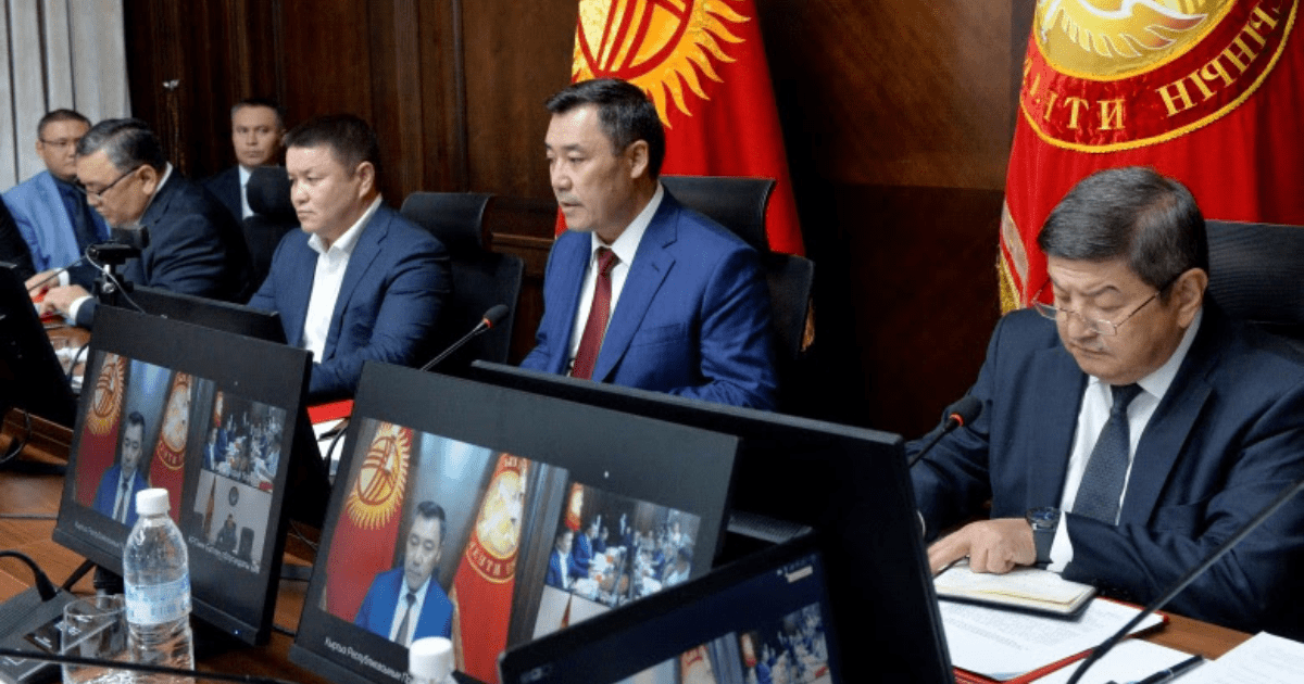 Садыр Жапаров провел заседание Совбеза – Поручил снизить уровень напряженности и обеспечить безопасность жителей изображение публикации