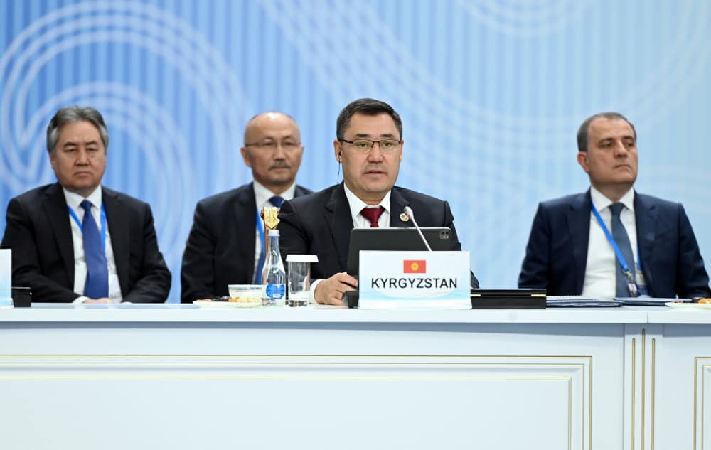 Даже за границей Садыр Жапаров пьет воду отечественного производителя – СМИ изображение публикации