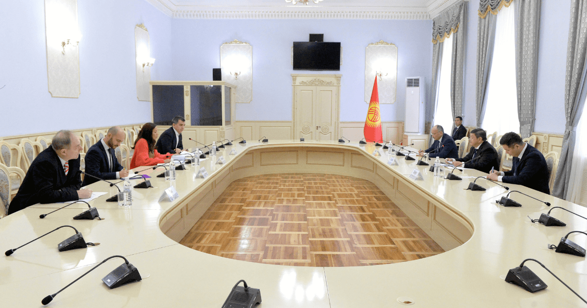 Акылбек Жапаров обсудил с послом Евросоюза упрощение визового режима для кыргызстанцев в ЕС изображение публикации