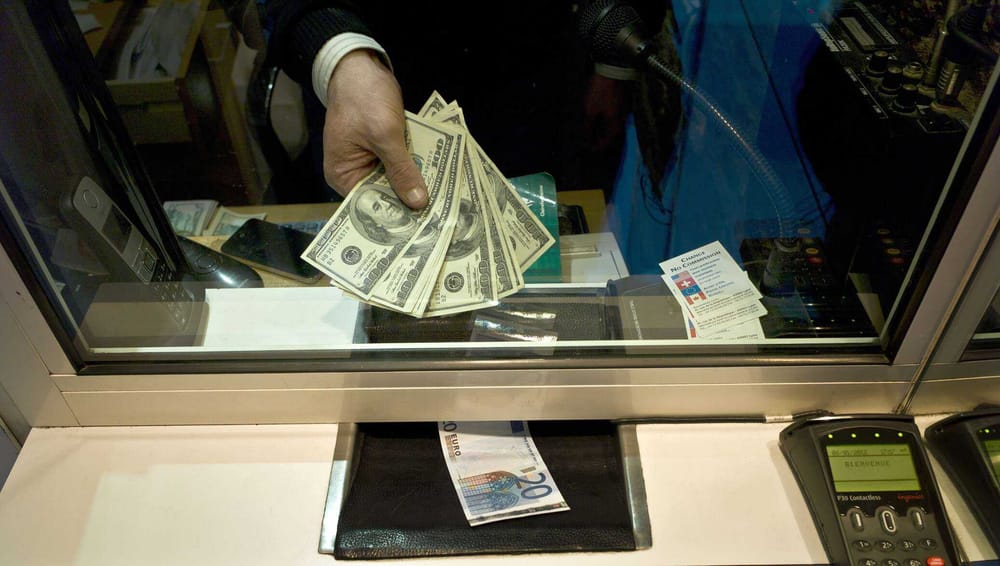 Нацбанк указал банкам иметь достаточно наличных долларов в кассах изображение публикации