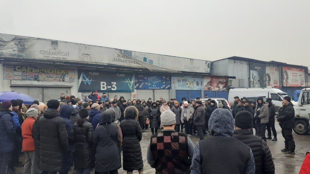 Митингуют торговцы рынка «Дордой-Дыйкан» — не могут закупить товары без электронной накладной изображение публикации