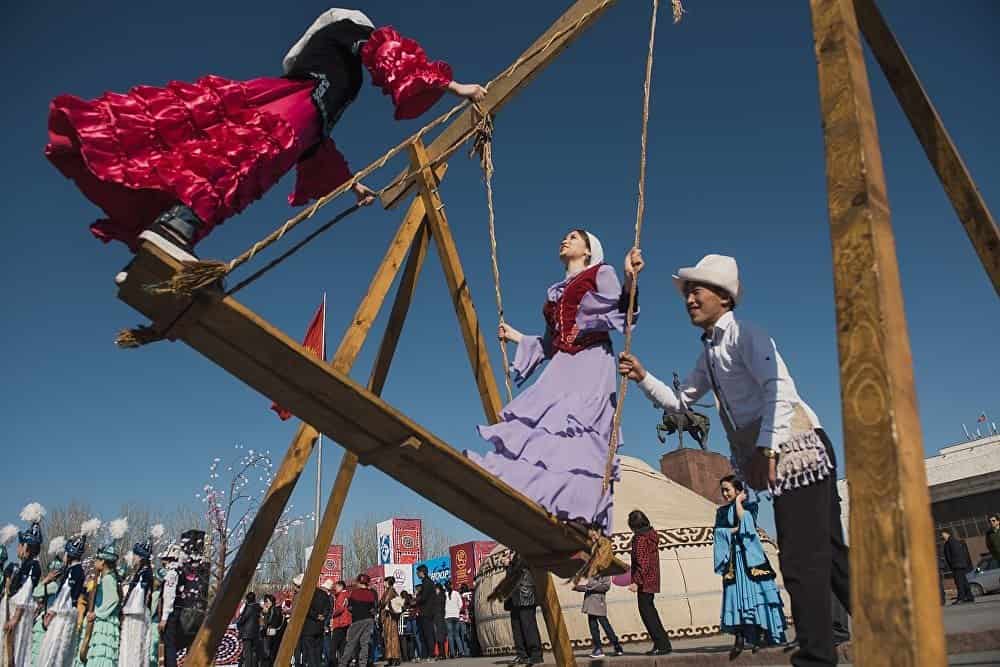 Чайники, утюги и гирлянды — что чаще всего кыргызстанцы покупали в подарок на Нооруз на Wildberries изображение публикации
