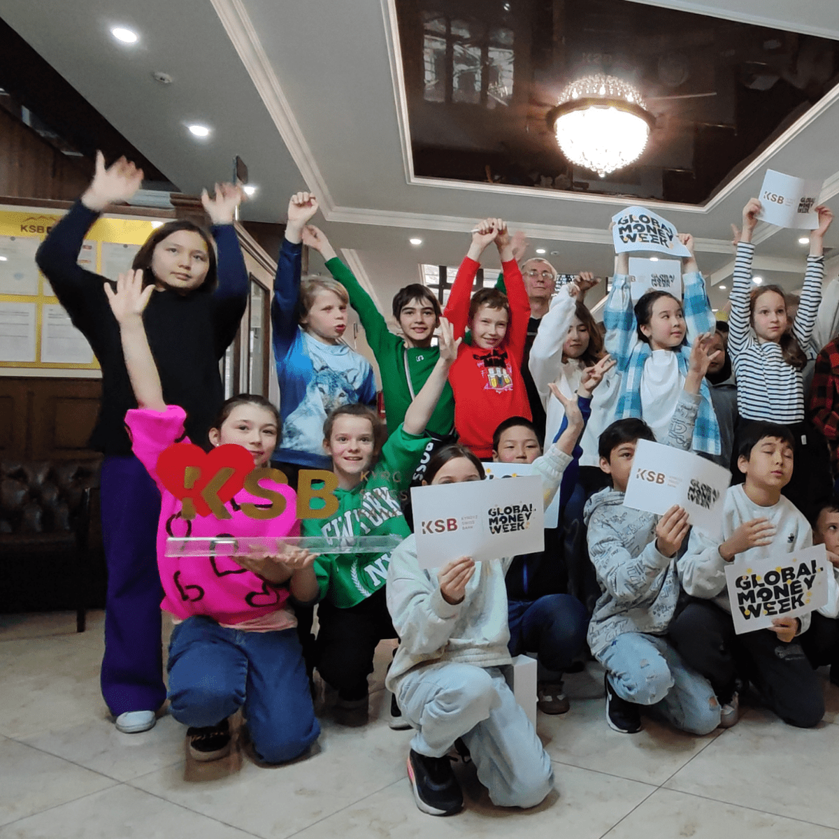 Финансовая грамотность со школьной скамьи: «Кыргызско-Швейцарский Банк» провел экскурсию для детей изображение публикации
