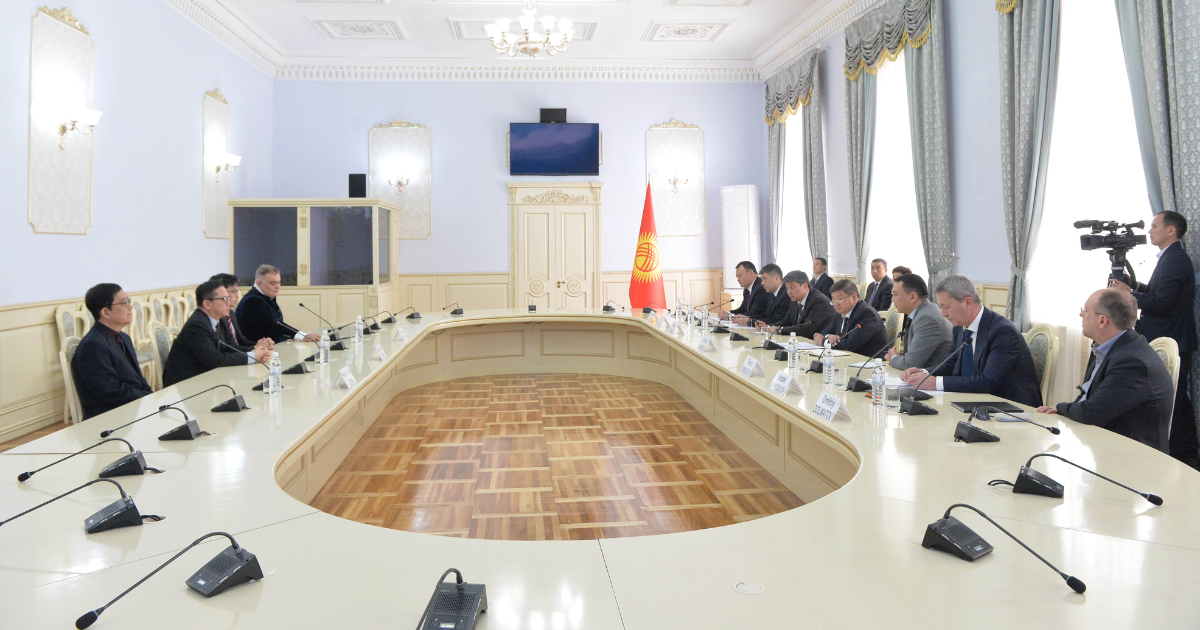 Глава кабмина предложил сингапурцам открыть в КР брокерскую компанию изображение публикации