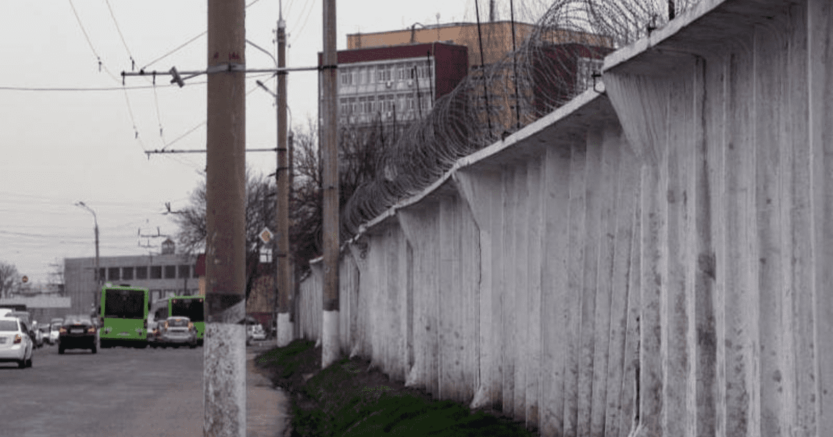 ЖК одобрил решение кабмина выделить 1 млрд сомов на строительство домов вместо колонии № 47 изображение публикации