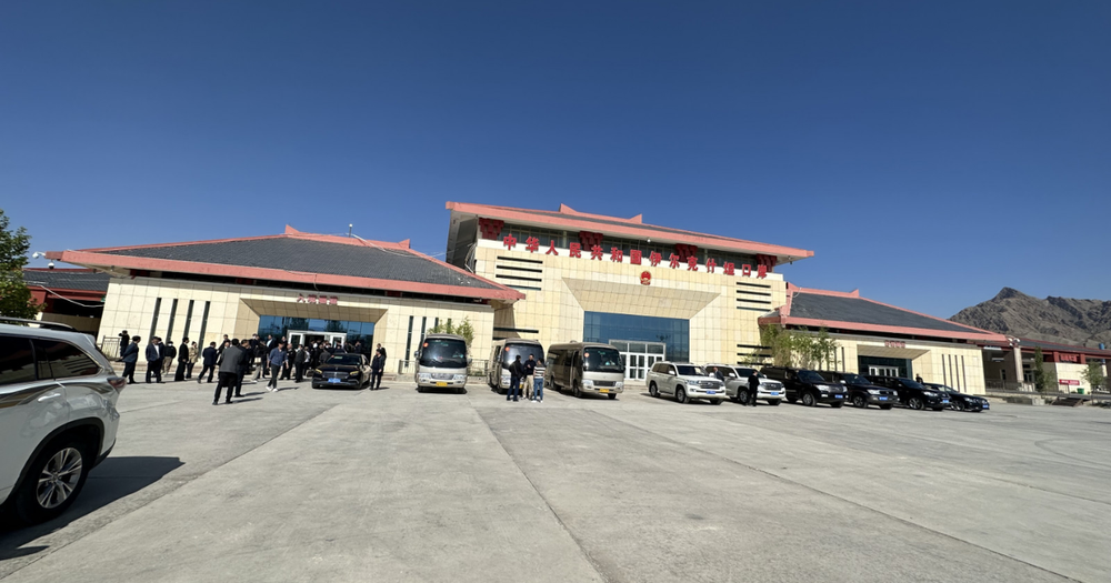 КР и КНР обсудили модернизацию КПП «Иркештам» и упрощение выдачи  водительских виз изображение публикации