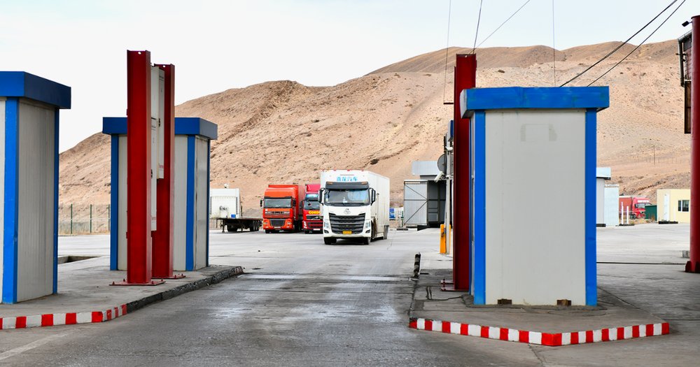 Две компании в Ошской области вымогали деньги с водителей грузовиков за пропуск через КПП изображение публикации