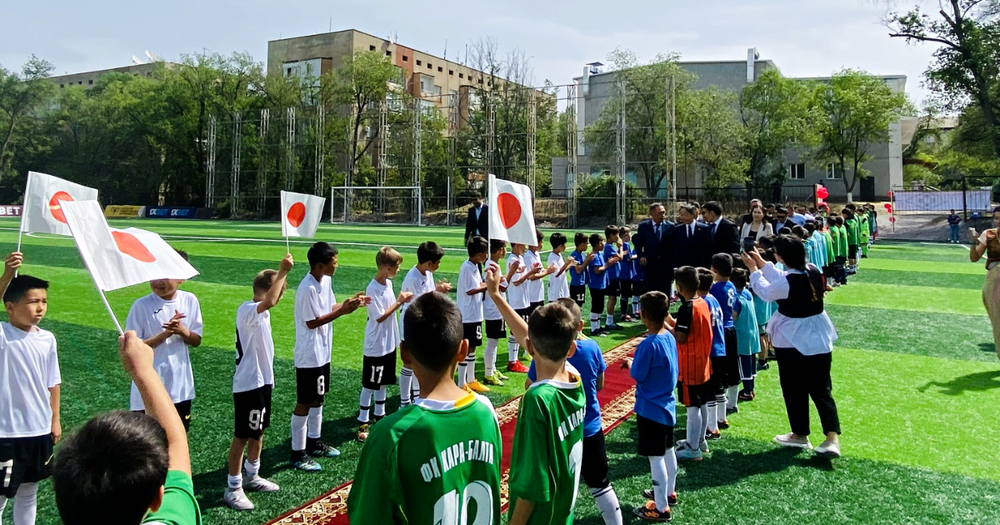 Япония обустроила искусственный газон на футбольном поле в Кара-Балте за $88.6 тысяч изображение публикации