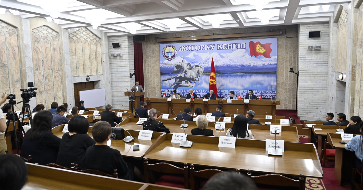 Журналисты КР попытались донести до депутатов ЖК смысл свободы слова изображение публикации