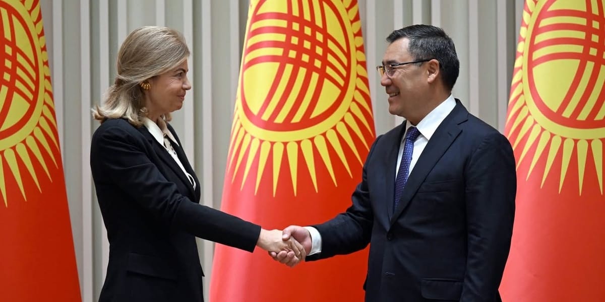 Кеңседе клиторды жалау Колготки мен етіктегі әйелдер аяқтарының фотосуреттері