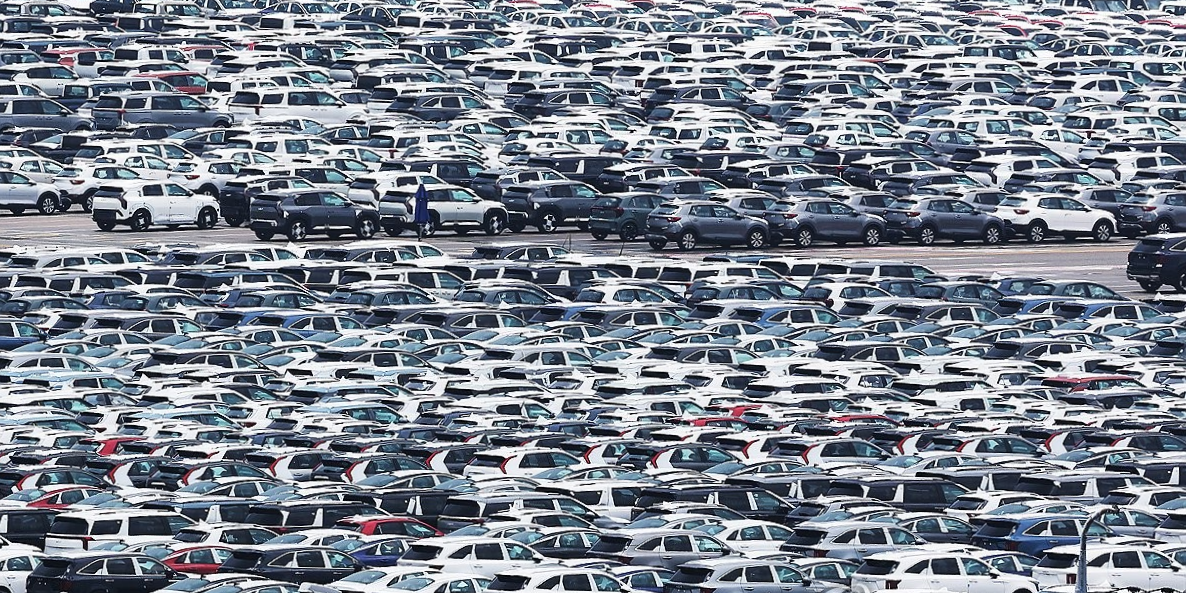 Автомобили ждут отправки за рубеж в порту Пхёнтхэк. Фото: Yonhap.