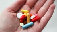 Около 50 жизненно важных лекарств недоступны в КР из-за геополитики и бюрократии — Бекешев изображение публикации
