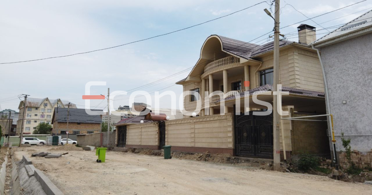 Забор дома замминистра транспорта мешает построить тротуар в Бишкеке