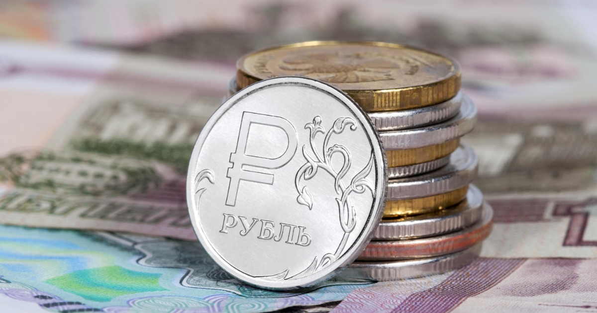 Рубль продолжает дешеветь, упал еще на 1.4% — официальные курсы валют