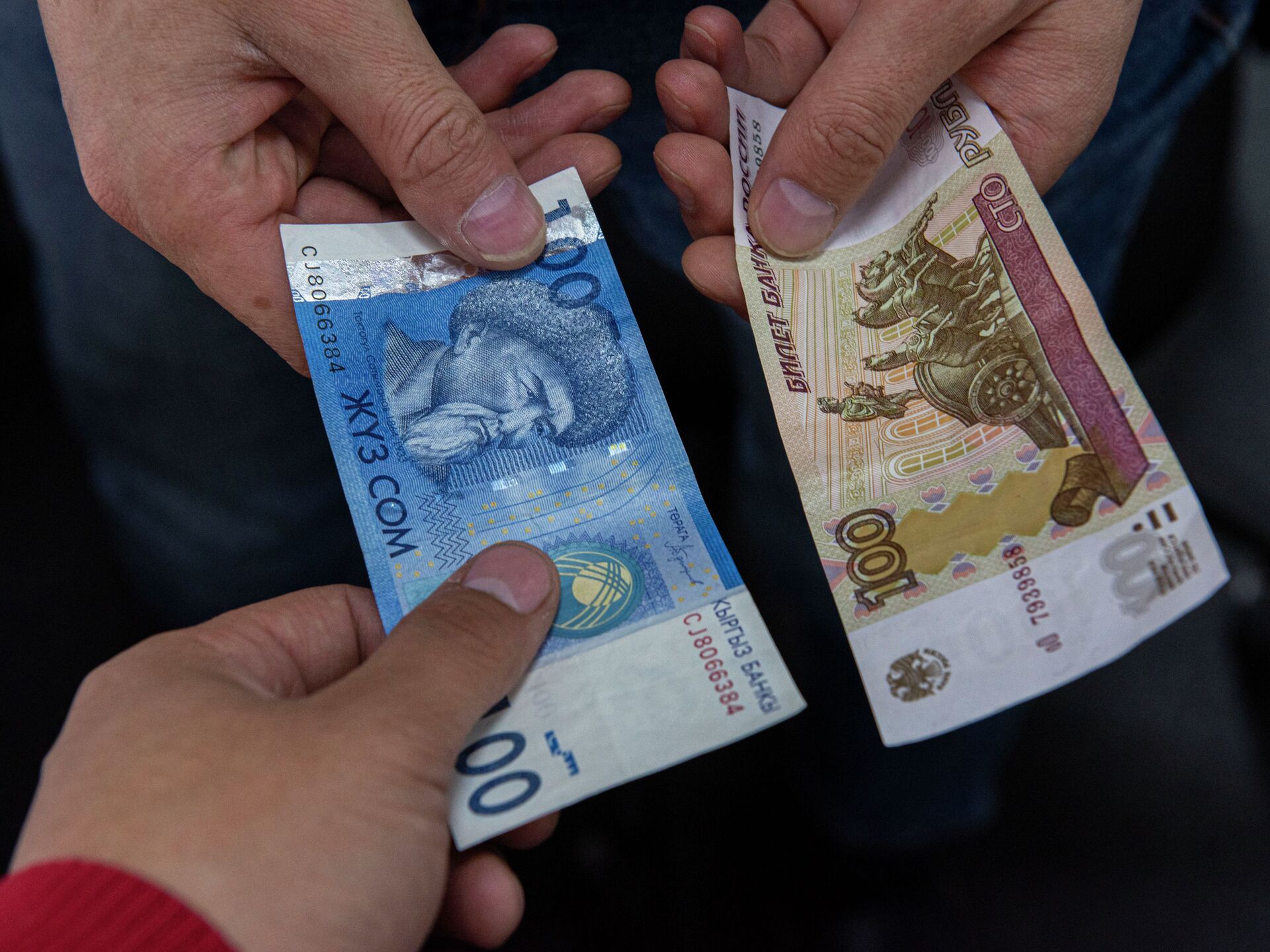 Рубль вернулся к падению, подешевел к сому сразу на 3.63% - официальные курсы валют