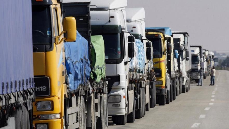 На границе с Казахстаном стоят более 600 машин - за сутки пропустили только 112