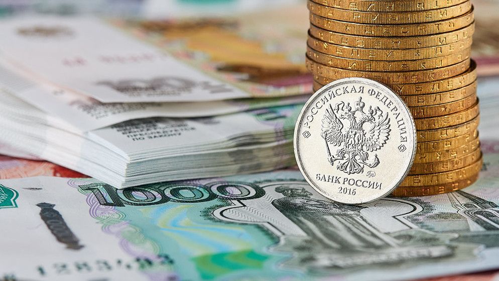 Впервые в августе рубль укрепился и сразу на 5.46% - официальные курсы валют