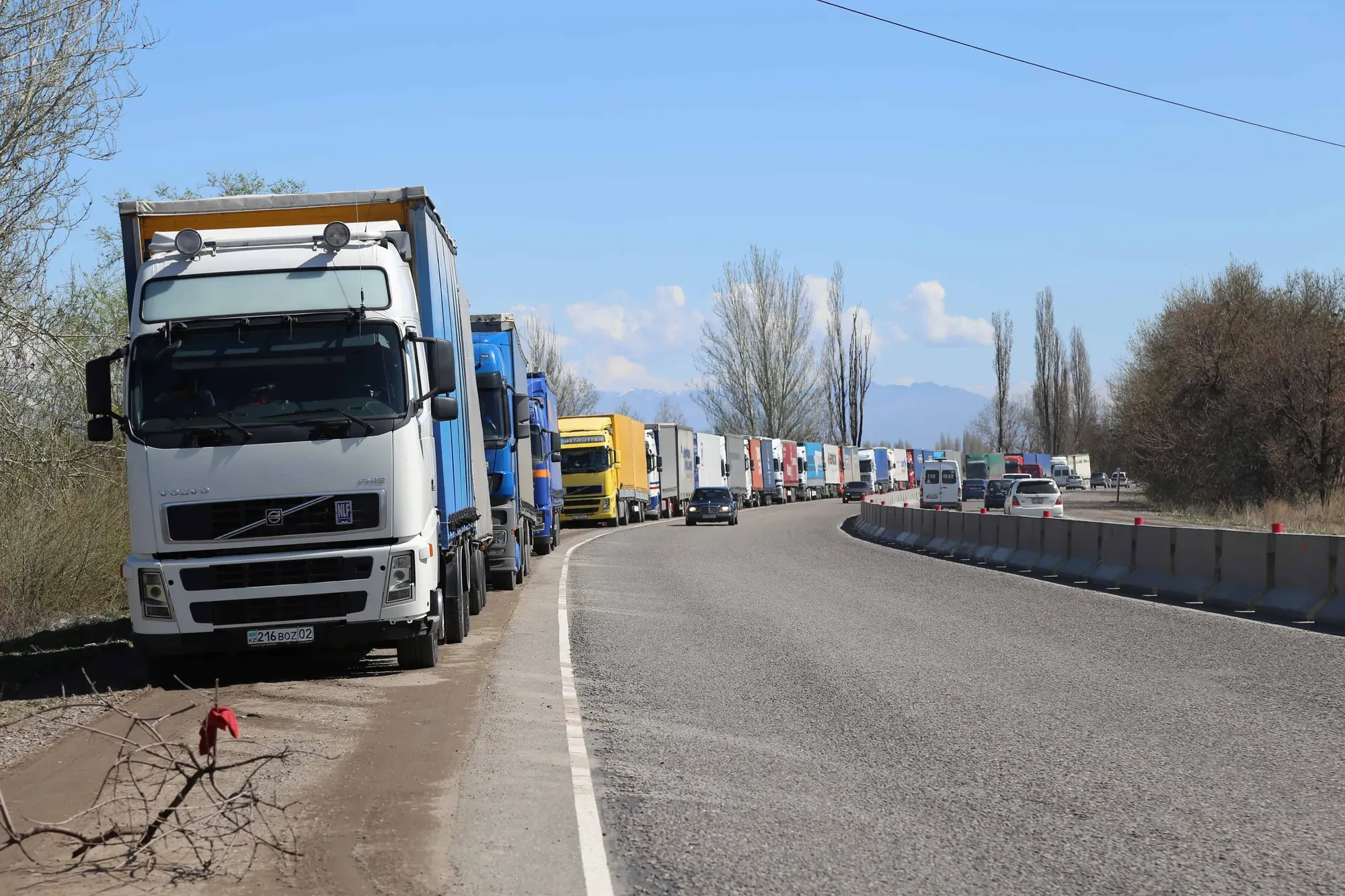 Казахстан увеличил пропуск грузовиков с 2-3 до 8-9 машин в час – ЕЭК