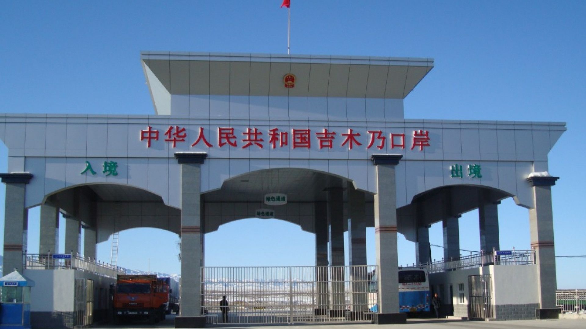 КПП на границе с Китаем будут работать без выходных - но только для грузовиков