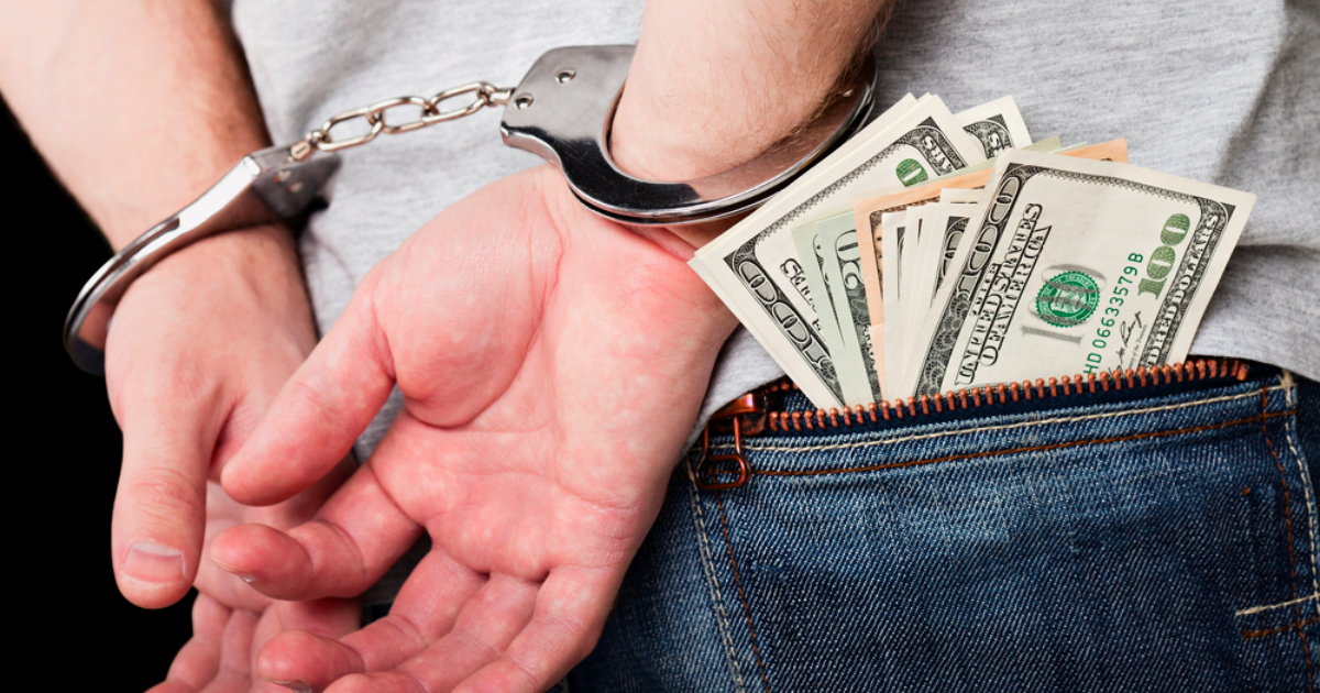 Следователь прокуратуры запугивал инвесторов и вымогал $8 тысяч – его задержали