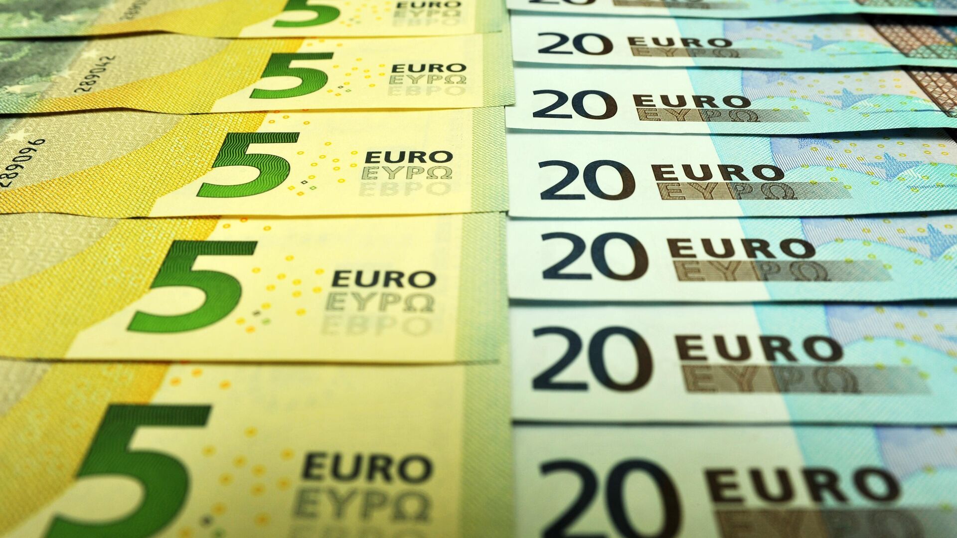 Евро дешевле 94 сомов - официальные курсы валют