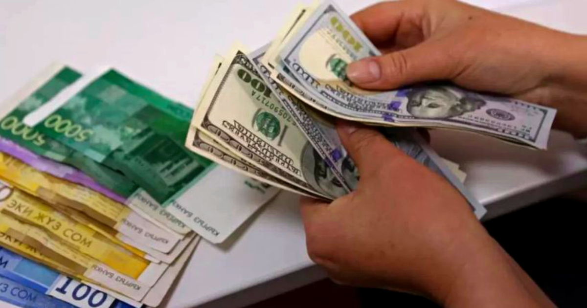 Нацбанк оштрафовал кыргызстанцев за незаконный обмен валют на 70 тысяч сомов