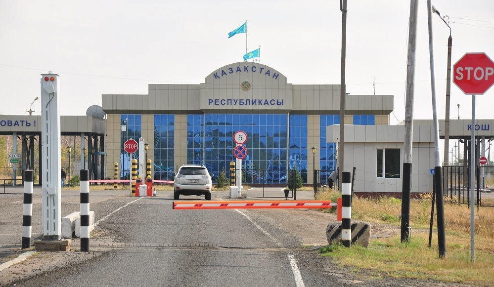 Застрявших на границе Казахстана и России кыргызстанцев вернули домой