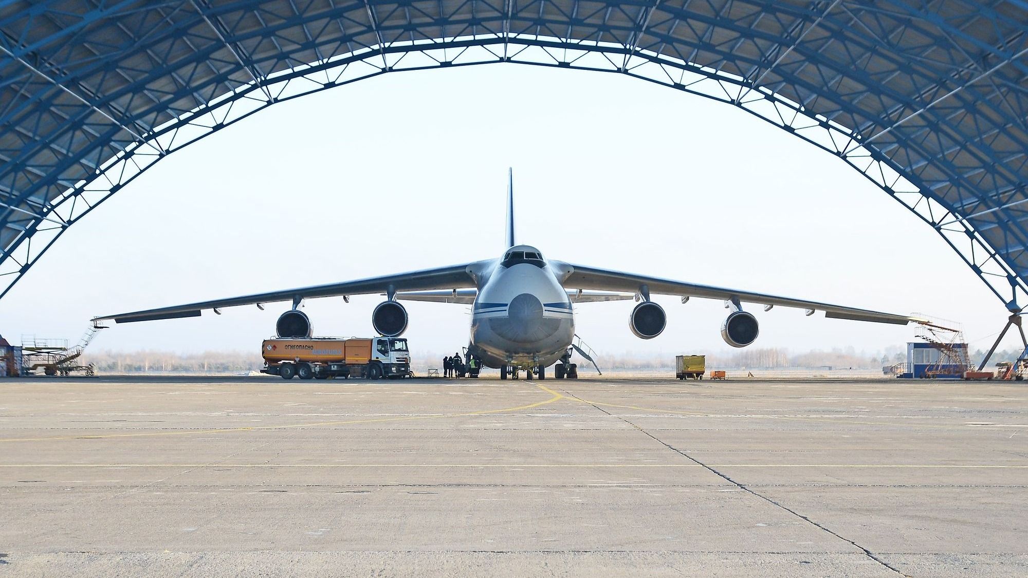 Госагентство авиации заплатит 8.8 млн сомов за доставку 40 тонн грузов в Катар