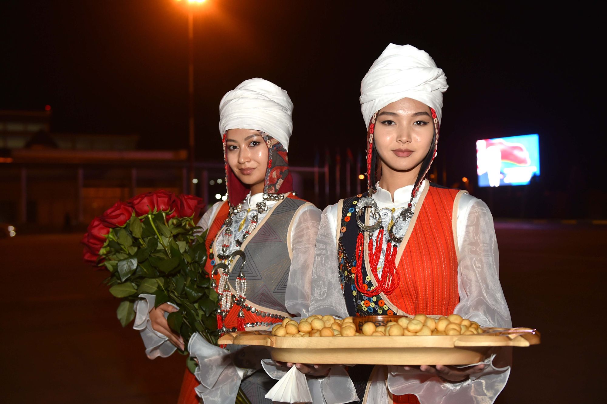 Цветы и боорсоки — как в Кыргызстане встретили Ильхама Алиева и Александра Лукашенко