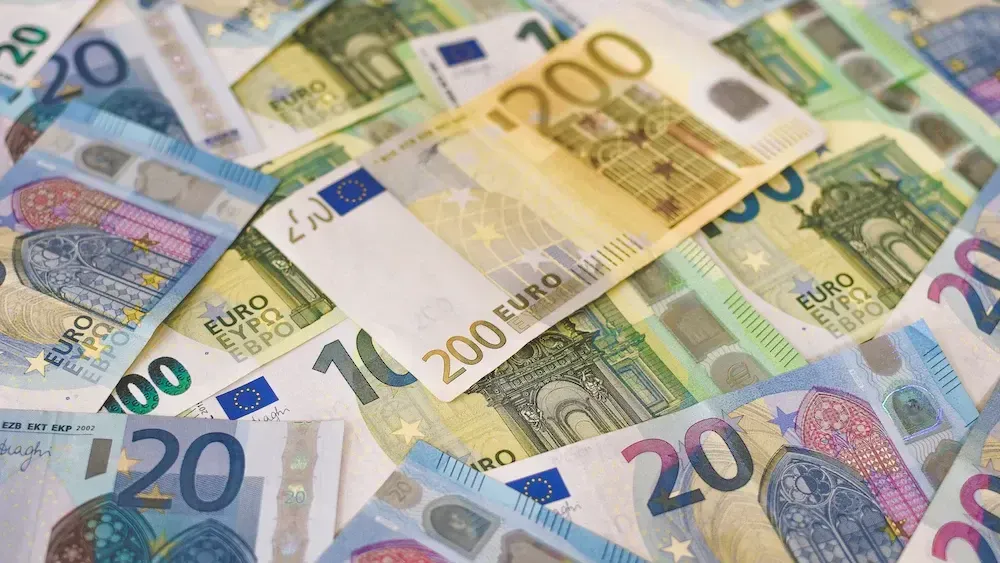 Все основные валюты выросли в цене к сому, кроме евро — официальные курсы