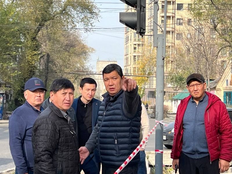 Мэр Бишкека пообещал увольнять и штрафовать подчиненных за "просрочку" и плохой ремонт тротуаров